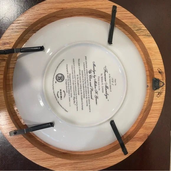 Marilyn Monroe Vintage Decorative Plate with Wooden Frame - Picture 3 of 12